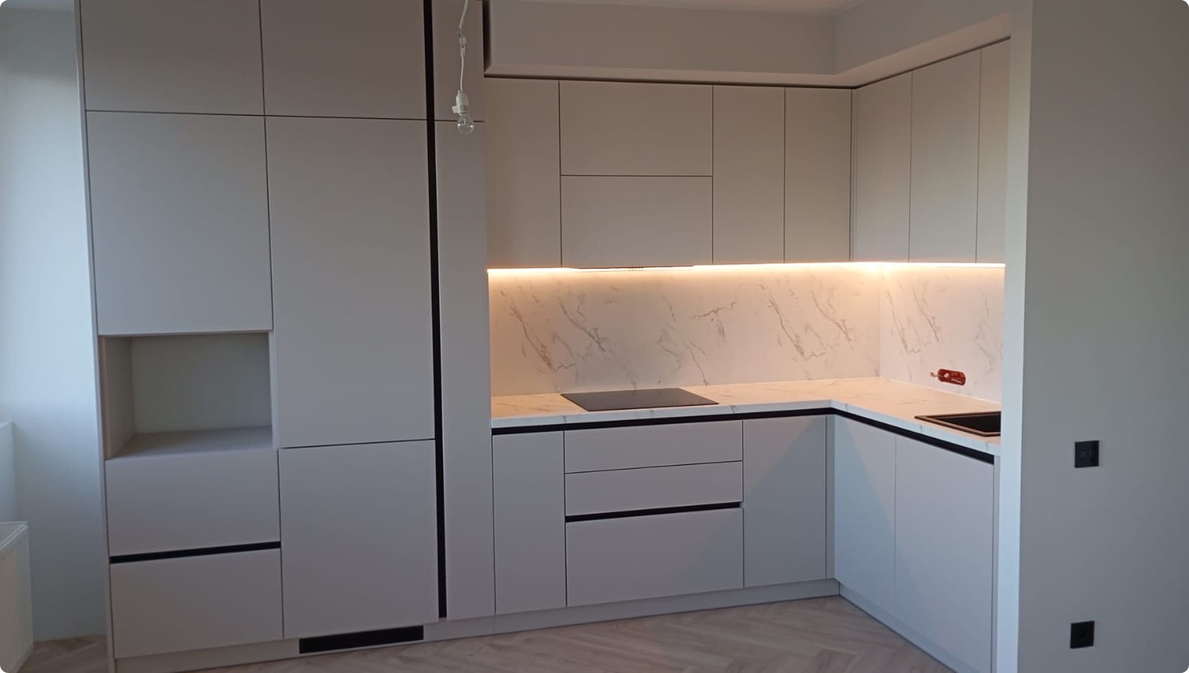 {{ images.MrLQUtplRF.alt }}