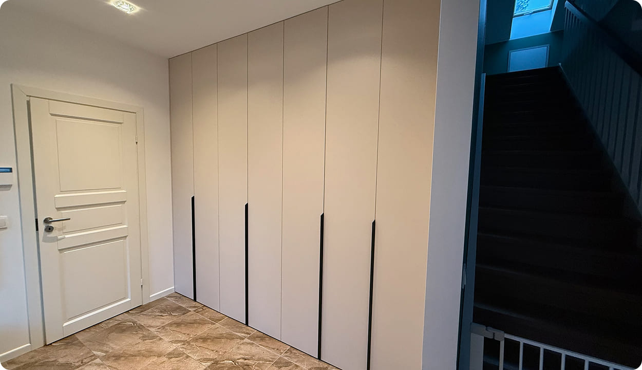 {{ images.KAMniggqcR.alt }}