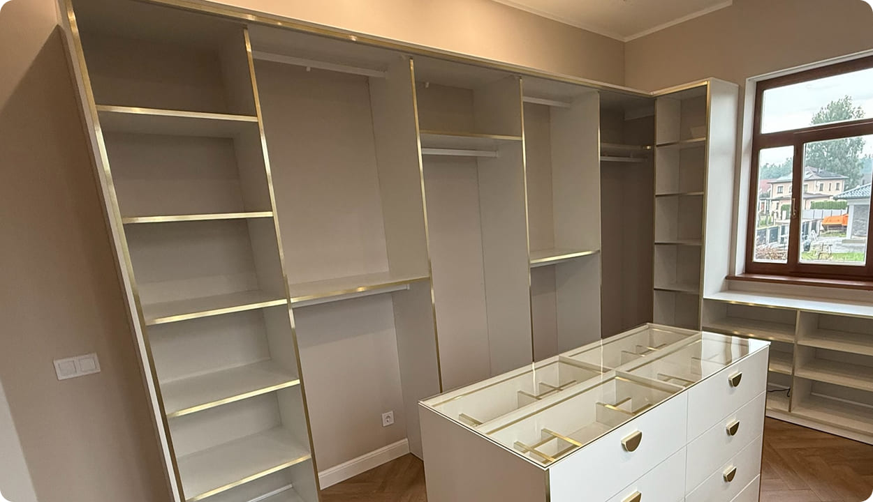 {{ images.eUPacbBysv.alt }}