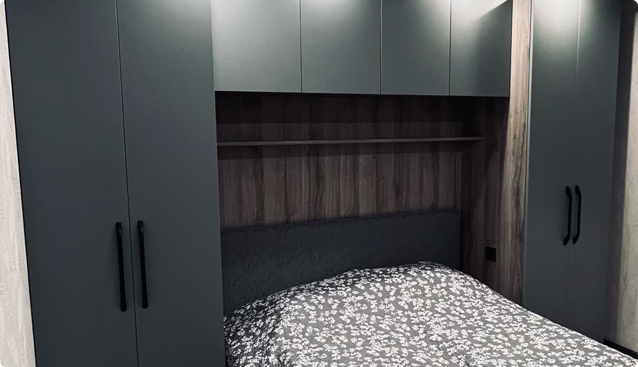 {{ images.YjvoKUAGlL.alt }}