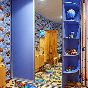 Iebūvejamie skapji bērnu istabā ar bīdāmām durvīm