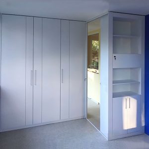Шкаф для разделения удлиненног помещения на отдельные зоны.